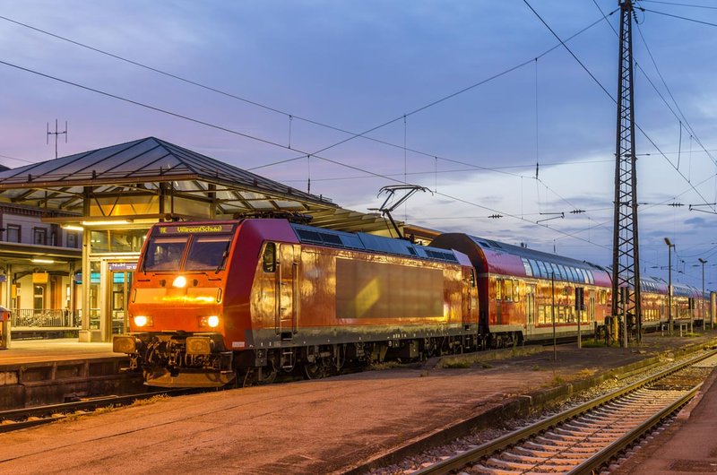 Ein roter Regionalzug steht im Bahnhof Offenburg