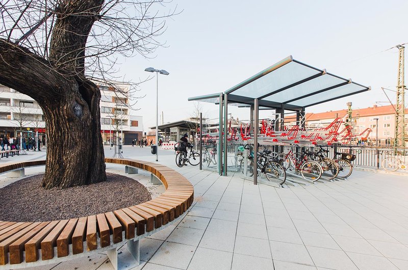 Die Bike+Ride Anlage zum Abstellen von Fahrrädern steht am Bahnhof in Frankfurt-Rödelheim.