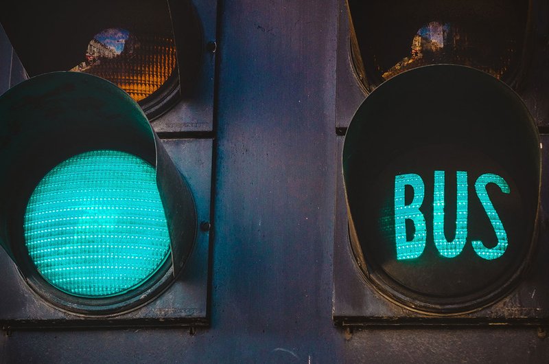 Eine Ampl zeigt das Wort Bus in grünen Buchstaben.