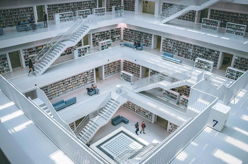 Der Innenraum der Unibibliothek von Stuttgart ist weiß und lichtdurchflutet.