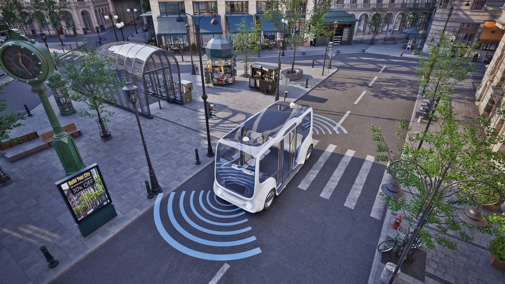 Kleiner autonomer Bus fährt auf einer Kreuzung in einer Stadt mit digitalen Signalen vor und neben dem Fahrzeug