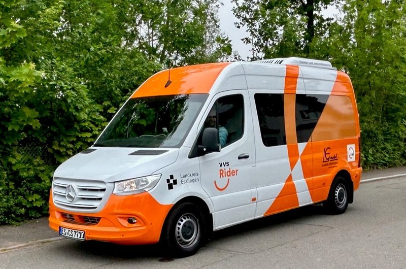 Ein orange-Weißer Kleinbus fährt als On-Demand-Angebot "VVS-Rider" durch Leinfelden-Echterdingen.