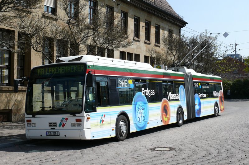 Ein weißer Oberleitungsbus steht in Esslingen auf einem gepflasterten Platz.