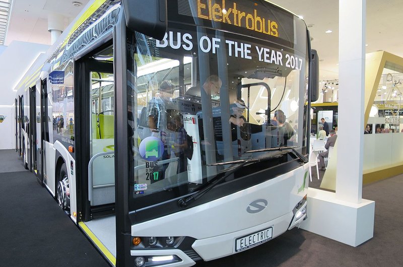 Der weiße Elektrobus des Modells Solaris Urbino 12 electric steht in einer Ausstellungshalle auf der IAA.