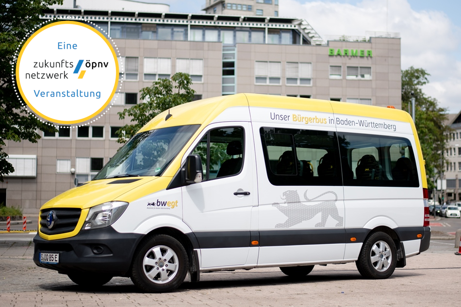 Auf dem Foto ist ein parkender gelb-weißer Minibus zu sehen – mit dem Logo des Landes Baden-Württemberg drauf, einem Löwen. Links oben ist das Logo des Zukunftsnetzwerks ÖPNV zu sehen.