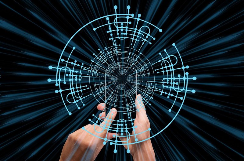 Zwei Hände im unteren Bildbereich berühren eine futuristisch gestaltete, kreisförmige Grafik aus hellblauen Linien, Kreisen und vernetzten Punkten. Die Grafik befindet sich vor einem schwarzen Hintergrund mit radial verlaufenden blauen Lichtstrahlen.