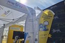 Zelte und Fahnen mit Logos und Texten von bwegt, nvbw und Zukunftsnetzwerk ÖPNV bei einer Veranstaltung im Freien