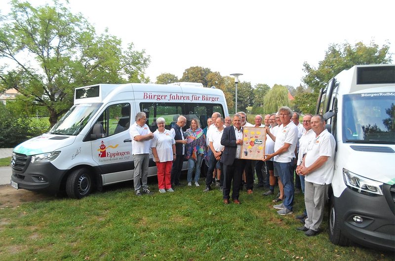 Zur Übergabe des neuen Bürgerbusses "EmiL 3" in Eppingen sind rund 20 Personen gekommen.