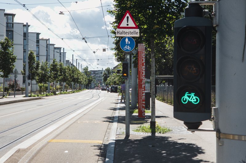 Bushaltestelle mit Fahrradampel.