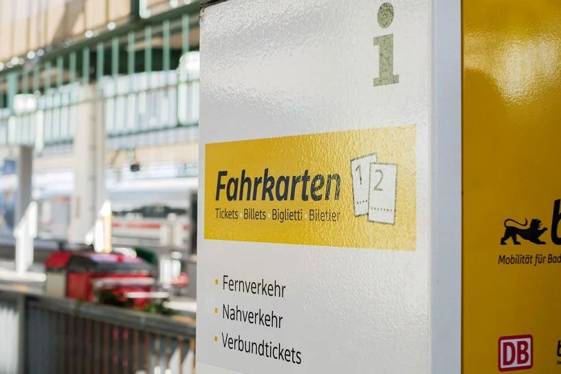Ein Fahrkartenautomat im gelb-weißen bwegt-Design steht in einem Bahnhof in Baden-Württemberg.