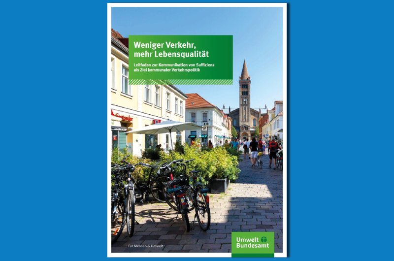 Das Cover des UBA-Leitfadens "Weniger Verkehr, mehr Lebensqualität" zeigt eine belebte Fußgängerzone. Am Anfang der der Zone stehen geparkte Fahrräder, am Ende ein Kirchturm.