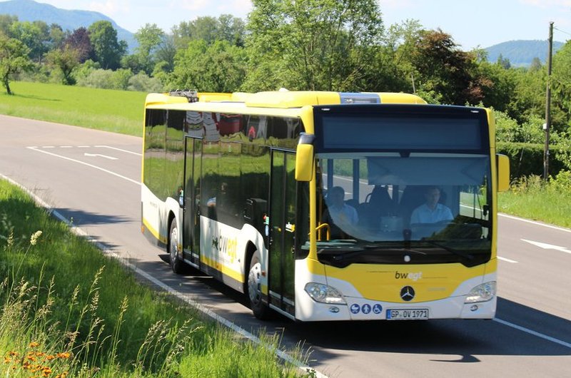 Ein gelb-weißer Regiobus im bwegt-Design fährt auf einer Straße im Landkreis Göppingen.