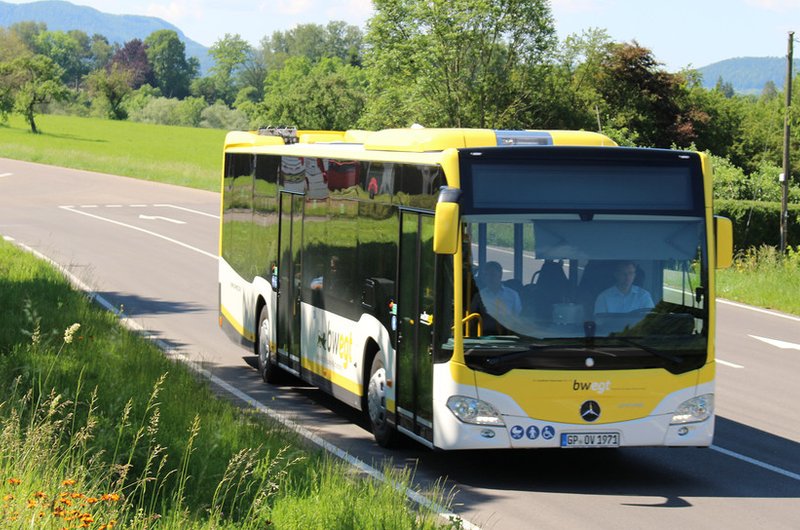 Ein gelb-weißer Regiobus im bwegt-Design fährt auf einer Straße im Landkreis Göppingen.