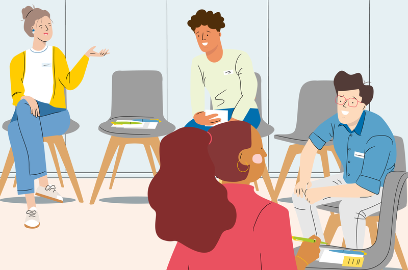 Illustration einer Gruppe von vier Personen in einem Stuhlkreis. Eine Person gestikuliert beim Sprechen, zwei weitere Personen halten Stifte und Notizblöcke in der Hand. Zwischen den Stühlen liegen Unterlagen und Schreibmaterialien.