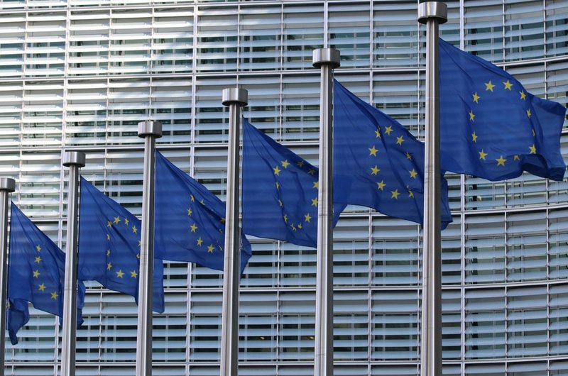 EU-Flaggen wehen vor dem Gebäude der EU-Kommission in Brüssel im Wind.