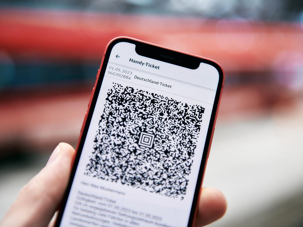 Auf dem Smartphone-Bildschirm ist ein digitales Deutschland-Ticket zu sehen.