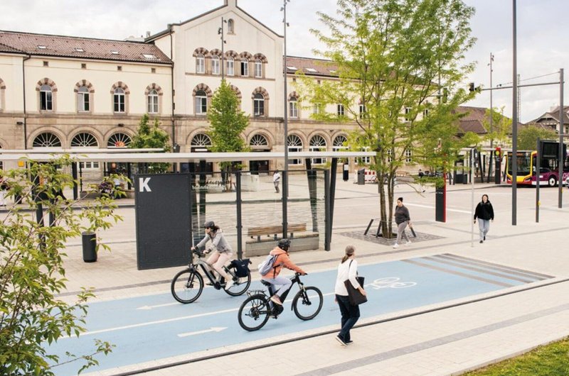 Eine offener bahnhofsplatz mit Fahrradspur in Tübingen.