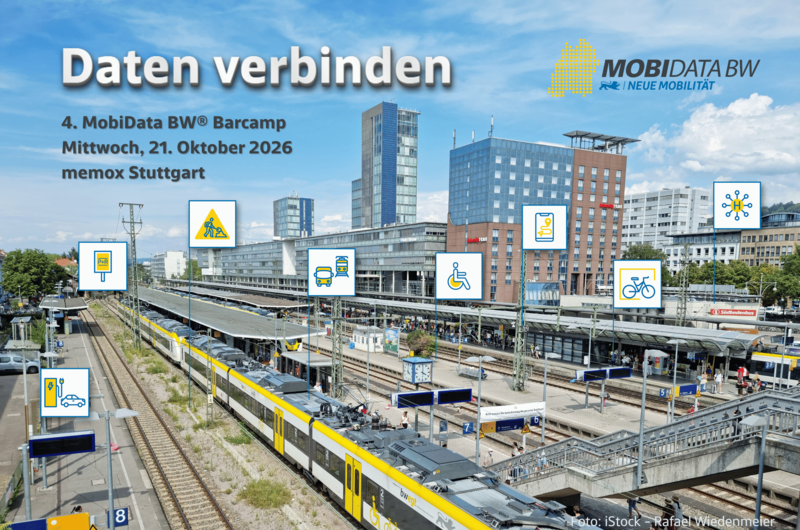 Keyvisual des Barcamps: Ein Bahnhof in einer Stadt von oben mit vielen animierten Icons, unter anderem zum Thema Barrierefreiheit, Elektromobilität, Radfahren, Bus und Bahn etc. Auf dem Visual ist geschrieben: Daten verbinden; 4. MobiData BW® Barcamp4; Mittwoch, 21. Oktober 2026; memox Stuttgart. Oben rechts ist zudem das Logo von MobiData BW platziert.