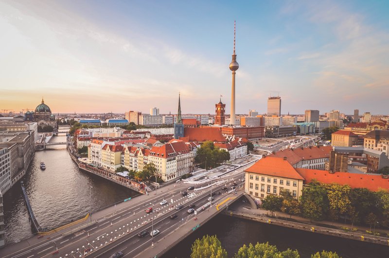 Eine Luftaaufnahme von Berlin. man sieht die Spree, den Fernsehturm und das rote Rathaus.