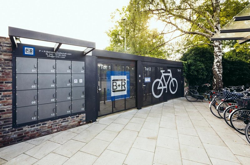 Bike+Ride Anlage zum Abstellen von Fahrrädern an der Hochbahn-Station Saarländer Straße in Hamburg.